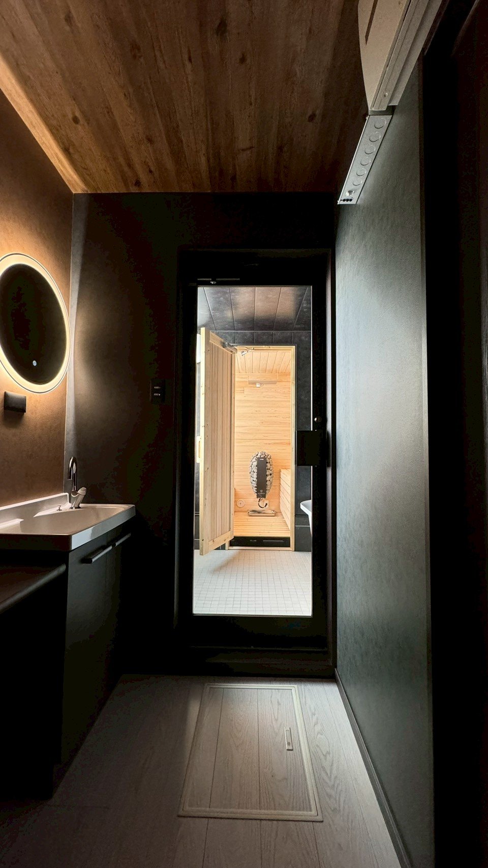 瞑想棟 モダンダークインテリア