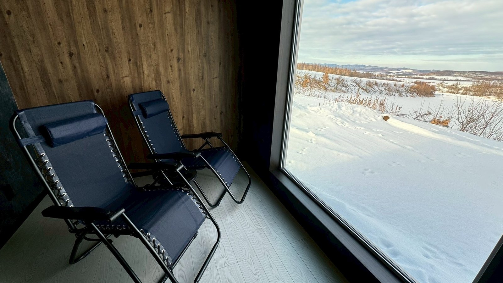 瞑想棟 パノラマウィンドウの外気浴スペース