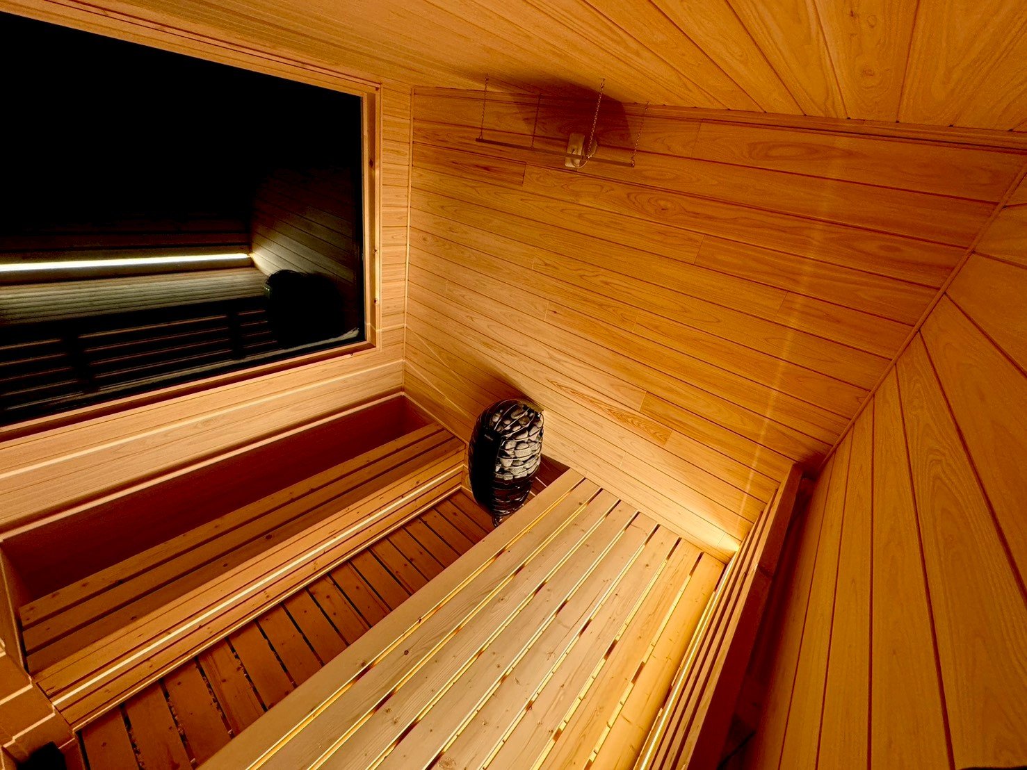 瞑想棟 サウナ室 木目が美しい広々空間