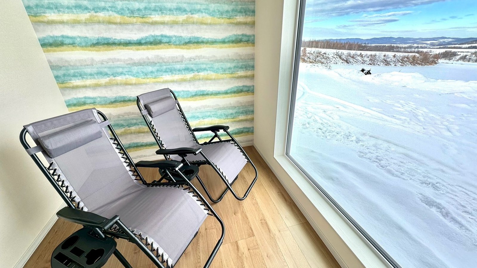 翠嵐棟 カラフルなインテリアの休憩スペース