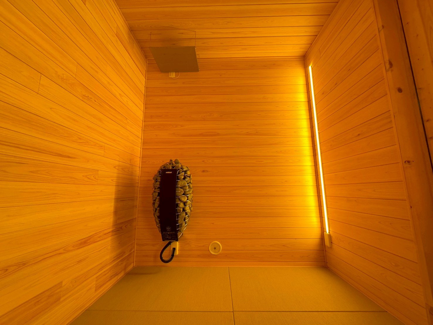 座禅棟 サウナ室 木の温もりとヴィヒタ